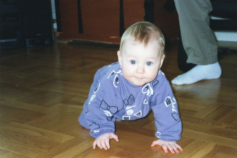 Bebis kryper på golv.