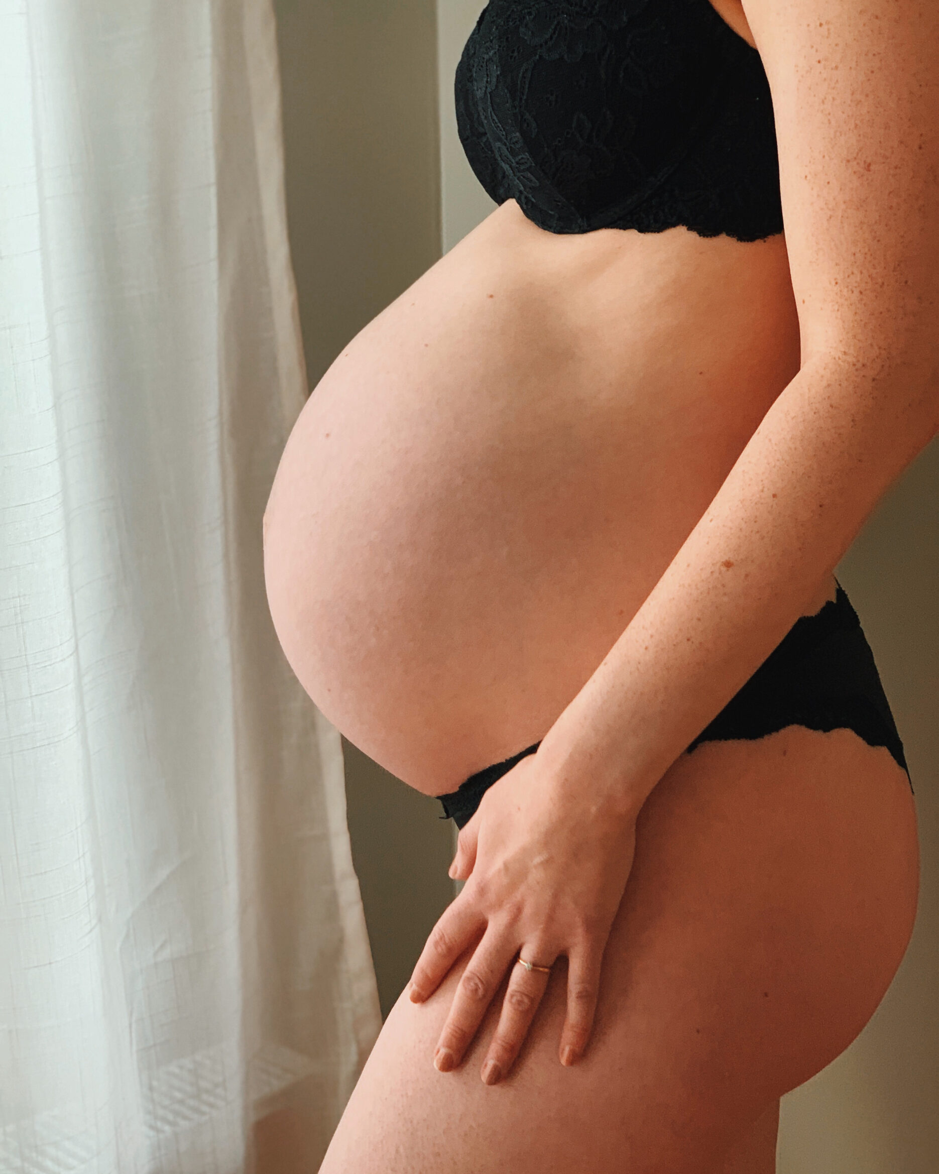 En kvinna med gravidmage i vecka 40